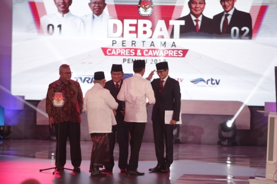 Momen Keakraban Capres dan Cawapres Saat Debat Perdana