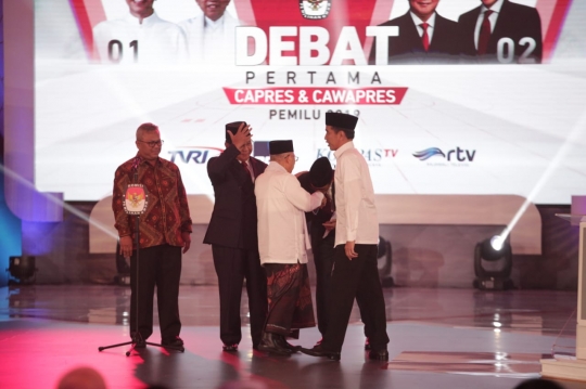 Momen Keakraban Capres dan Cawapres Saat Debat Perdana