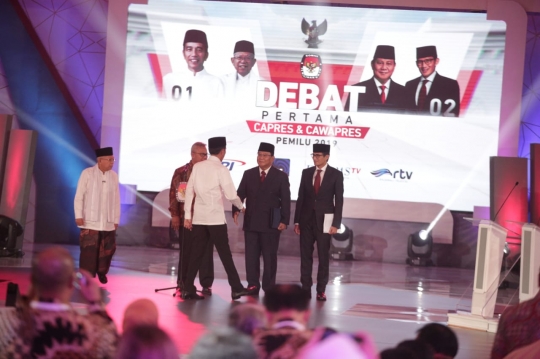 Momen Keakraban Capres dan Cawapres Saat Debat Perdana