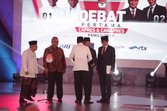 Momen Keakraban Capres dan Cawapres Saat Debat Perdana