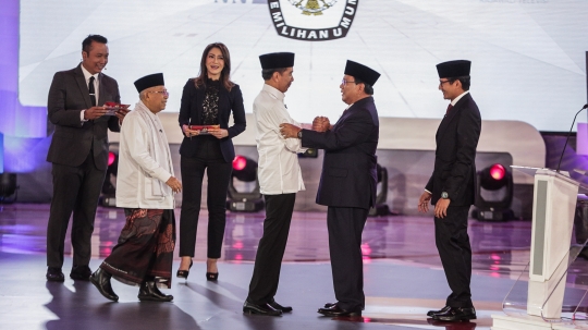 Keakraban Jokowi dan Prabowo Berpelukan Saat Debat Pertama