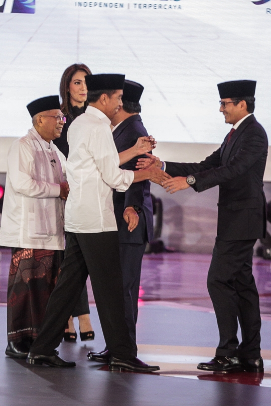 Keakraban Jokowi dan Prabowo Berpelukan Saat Debat Pertama