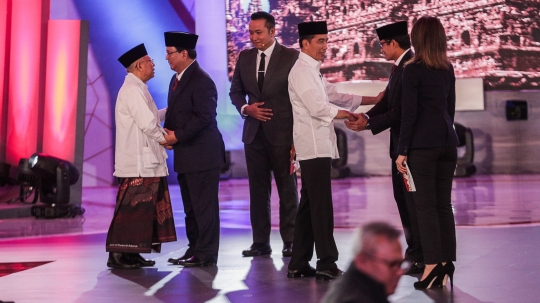 Keakraban Jokowi dan Prabowo Berpelukan Saat Debat Pertama