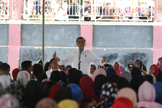 Jokowi Bertemu Ibu-Ibu Penerima Program Mekaar di Garut