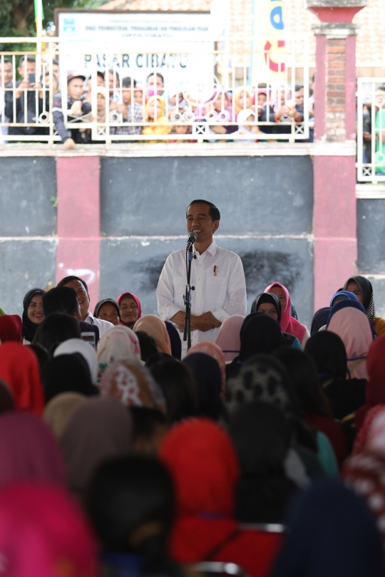Jokowi Bertemu Ibu-Ibu Penerima Program Mekaar di Garut