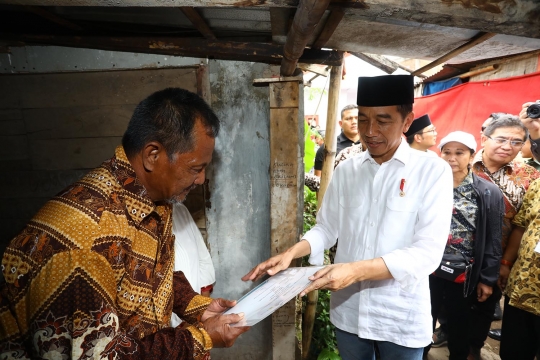 Jokowi Tinjau Pemasangan Listrik Gratis di Garut