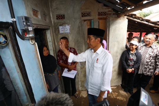 Jokowi Tinjau Pemasangan Listrik Gratis di Garut