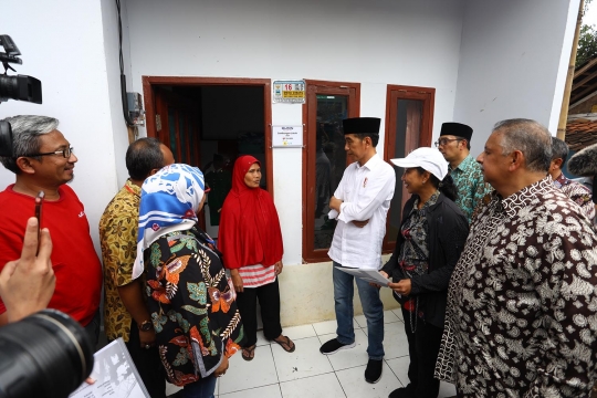 Jokowi Tinjau Pemasangan Listrik Gratis di Garut