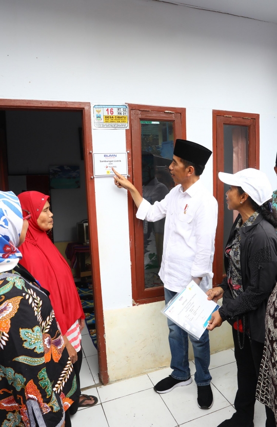 Jokowi Tinjau Pemasangan Listrik Gratis di Garut