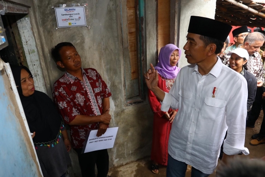 Jokowi Tinjau Pemasangan Listrik Gratis di Garut