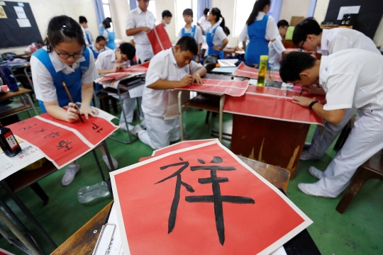 Antusias Ratusan Guru di Malaysia Bikin Kaligrafi China