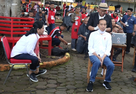 Kala Jokowi Ikut Cukur Rambut Massal di Bawah Pohon