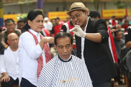 Kala Jokowi Ikut Cukur Rambut Massal di Bawah Pohon
