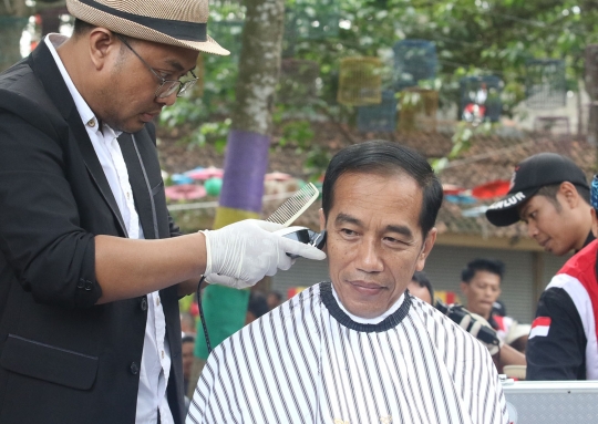 Kala Jokowi Ikut Cukur Rambut Massal di Bawah Pohon