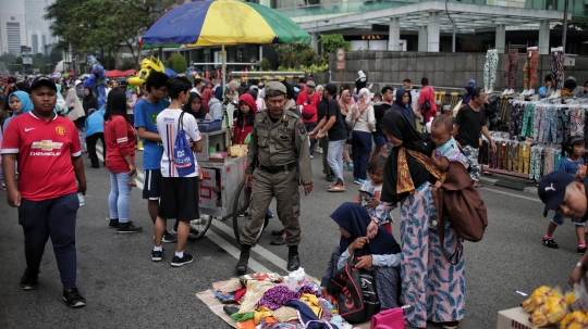 Satpol PP Tertibkan PKL Saat Car Free Day di Bundaran HI