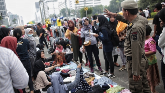 Satpol PP Tertibkan PKL Saat Car Free Day di Bundaran HI