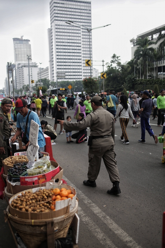 Satpol PP Tertibkan PKL Saat Car Free Day di Bundaran HI