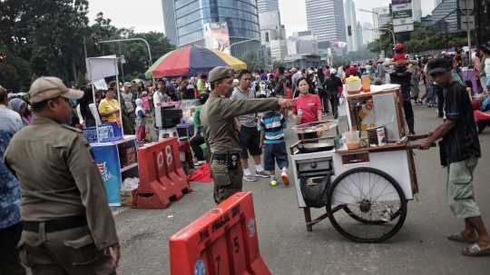 Satpol PP Tertibkan PKL Saat Car Free Day di Bundaran HI