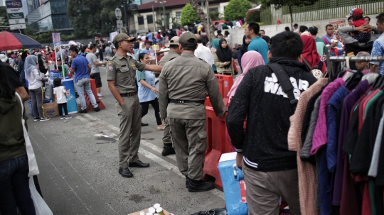 Satpol PP Tertibkan PKL Saat Car Free Day di Bundaran HI