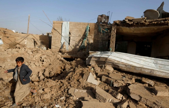 Aksi Bocah Yaman Pungut Serpihan Misil Bekas Serangan Udara Koalisi Saudi