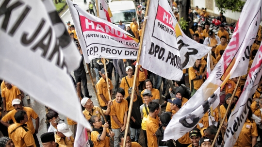 Massa Pendukung Partai Hanura Geruduk KPU RI
