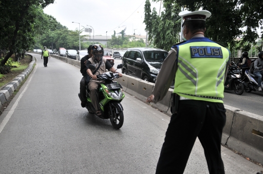 Razia Pengendara yang Nekat Terobos Jalur Bus Transjakarta