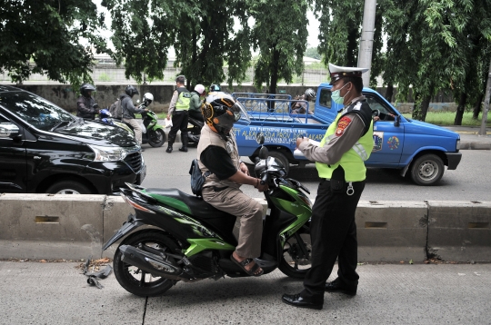 Razia Pengendara yang Nekat Terobos Jalur Bus Transjakarta