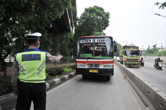 Razia Pengendara yang Nekat Terobos Jalur Bus Transjakarta