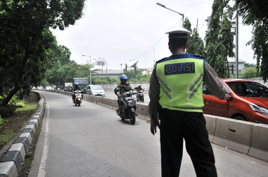 Razia Pengendara yang Nekat Terobos Jalur Bus Transjakarta
