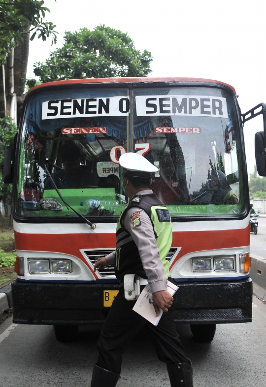 Razia Pengendara yang Nekat Terobos Jalur Bus Transjakarta