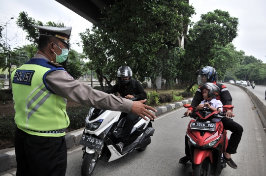 Razia Pengendara yang Nekat Terobos Jalur Bus Transjakarta
