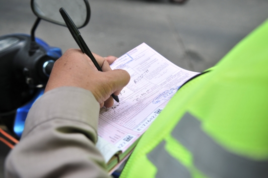 Razia Pengendara yang Nekat Terobos Jalur Bus Transjakarta