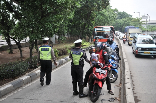 Razia Pengendara yang Nekat Terobos Jalur Bus Transjakarta