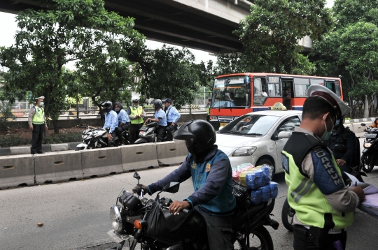 Razia Pengendara yang Nekat Terobos Jalur Bus Transjakarta