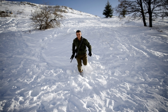 Tentara Israel Asyik Bermain Salju Saat Berpatroli di Perbatasan Suriah