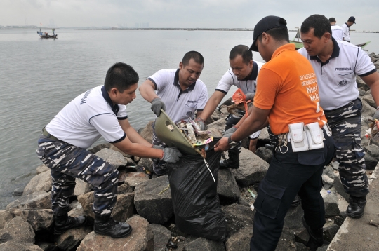 Aksi Bersih Sampah Pantai Ancol