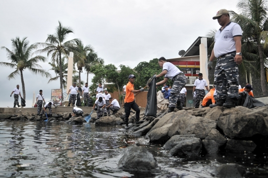 Aksi Bersih Sampah Pantai Ancol