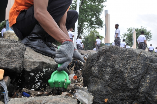 Aksi Bersih Sampah Pantai Ancol