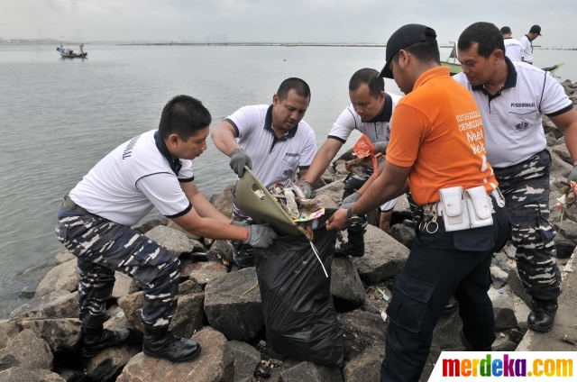 Foto Aksi Bersih Sampah Pantai Ancol Merdekacom