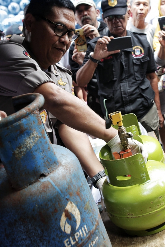 Polda Metro Jaya Ringkus 4 Pelaku Pengoplosan Gas Elpiji