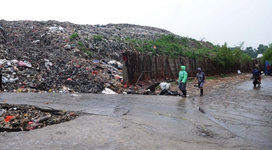 TPA Burangkeng Overload, Tumpukan Sampah Menggunung