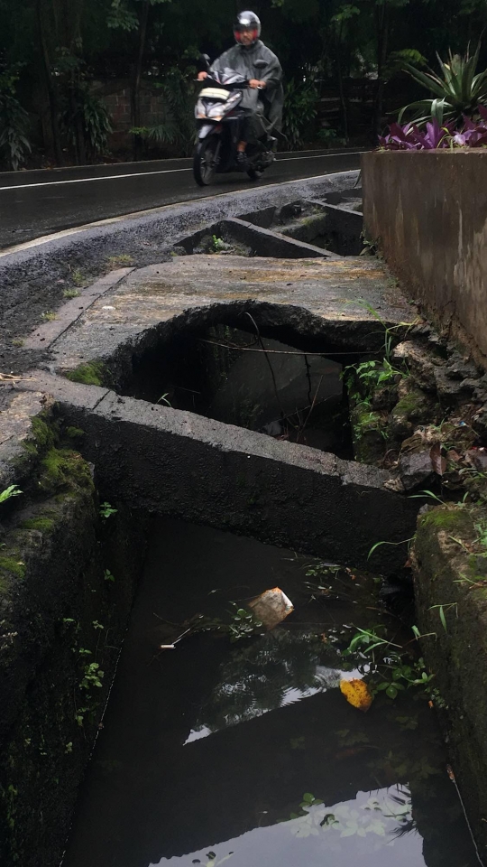Selokan Tanpa Penutup Ancam Pejalan Kaki dan Pengendara