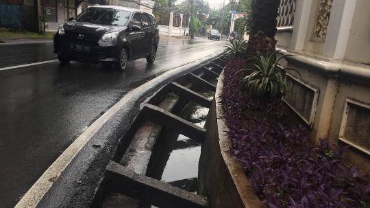 Selokan Tanpa Penutup Ancam Pejalan Kaki dan Pengendara