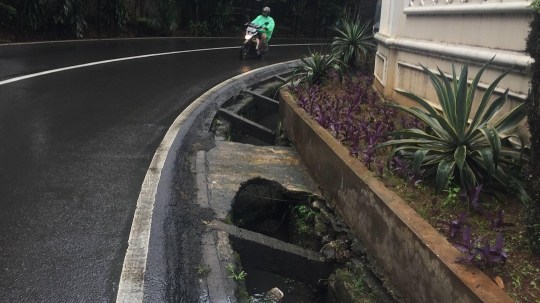 Selokan Tanpa Penutup Ancam Pejalan Kaki dan Pengendara