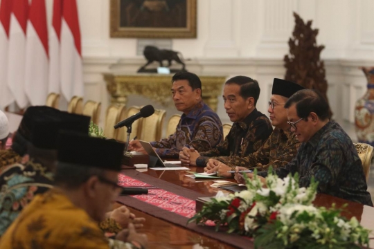 Didampingi Moeldoko, Jokowi Terima Ormas Islam di Istana