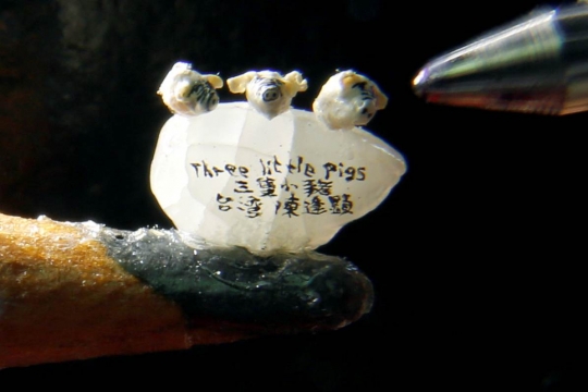 Jelang Imlek, Seniman Taiwan Bikin Miniatur Babi Super Kecil