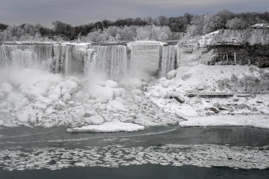 Ketika Air Terjun Niagara Membeku bak Film Frozen