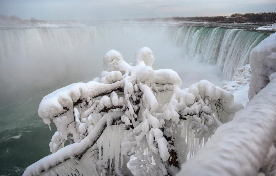 Ketika Air Terjun Niagara Membeku bak Film Frozen