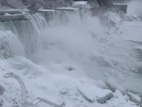 Ketika Air Terjun Niagara Membeku bak Film Frozen