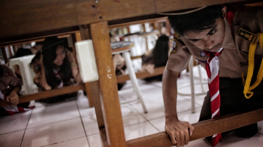 Antusias Siswa SMA Negeri 78 Jakarta Ikuti Simulasi Gempa dan Tsunami